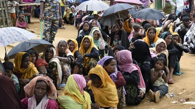 Newly arrived Rohingya Muslim refugees wait in line for their registration at a government office in the Bangladeshi town of Ukhia on September 15, 2017.(AFP Photo)