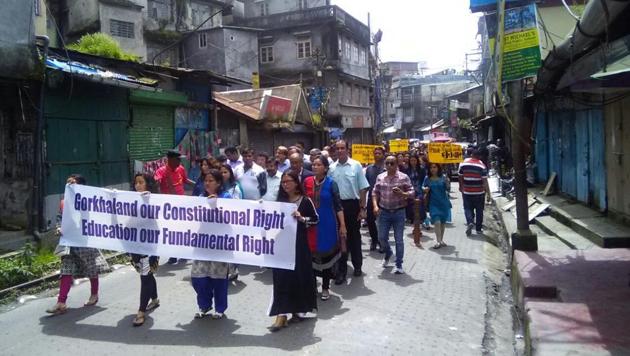 A few hundred teachers from private and government-run schools in Darjeeling, Kalimpong and Kurseong taking part in the rally on Saturday. (HT Photo) A few hundred teachers from private and government-run schools in Darjeeling, Kalimpong and Kurseong taking part in the rally on Saturday. (HT Photo)