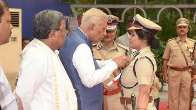 Roopa Moudgil receiving the President’s Medal for Meritorious Service at Raj Bhavan in Bengaluru on September 16, 2017.(HT Photo)