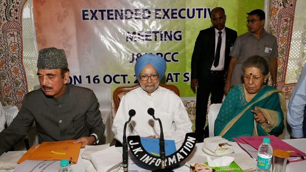 Former PM Manmohan Singh with senior Congress leader Ghulam Nabi Azad and Ambika Soni during an executive committee meeting at Hari Nivas in Srinagar.(PTI Photo)