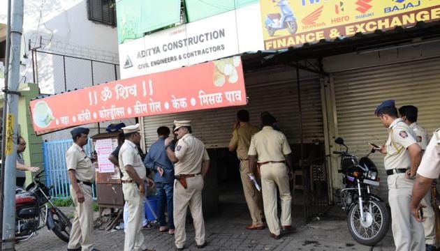 Police at the spot near Sadhu Vaswani garden in Pimpri where Santosh Kurawat was shot by on Friday.(HT PHOTO)