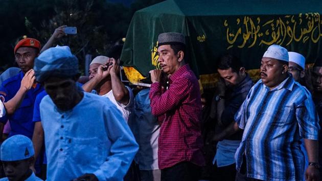 Malaysian Muslims carry the coffin of a victim of the Darul Quran Ittifaqiyah religious school fire for burial at Raudhatul Sakinah cemetery in Kuala Lumpur on September 15. (AFP Photo) Malaysian Muslims carry the coffin of a victim of the Darul Quran Ittifaqiyah religious school fire for burial at Raudhatul Sakinah cemetery in Kuala Lumpur on September 15. (AFP Photo)