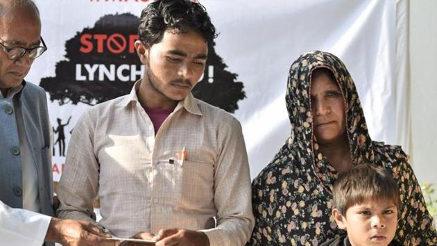 Congress leader Digvijaya Singh gives Rs 25,000 as financial assistance to Pehlu Khan’s family.(PTI File Photo) Congress leader Digvijaya Singh gives Rs 25,000 as financial assistance to Pehlu Khan’s family.(PTI File Photo)