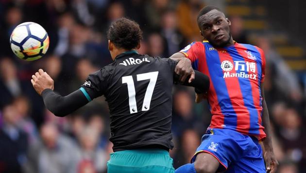 Crystal Palace's Christian Benteke and Southampton's Virgil van Dijk vie for the ball during their Premier League match on Saturday. (Action Images via Reuters) Crystal Palace's Christian Benteke and Southampton's Virgil van Dijk vie for the ball during their Premier League match on Saturday. (Action Images via Reuters)