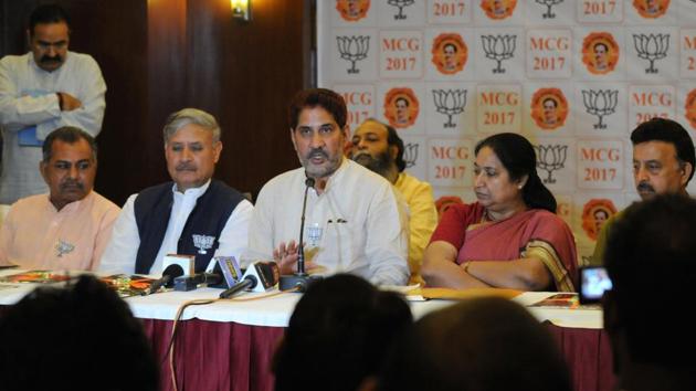 BJP state president Subhash Barala (centre) released on Saturday his party’s manifesto for the MCG polls.(Parveen Kumar/HT Photo)