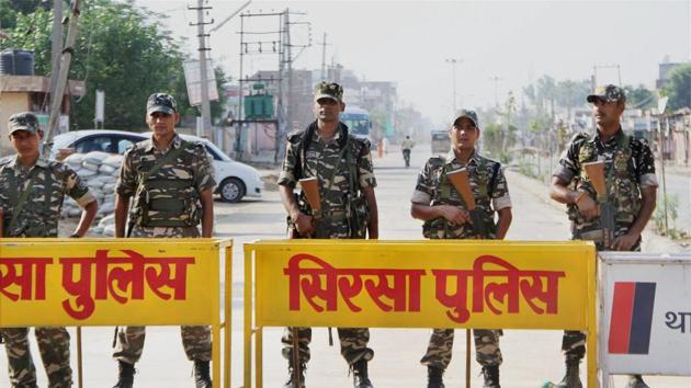 Security forces stand guard during a search operation at the Dera Sacha Sauda headquarters in Sirsa.(PTI Photo)