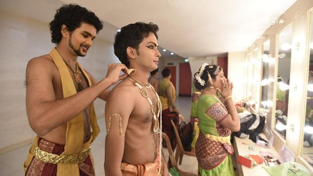 Artist Dhakshit (playing the role of Ravana) prepares Amila, impersonating the Indian mythological hero Ram. In this portrayal of Ravana, the ten heads represent the ten crowns he wore as a result of his sovereignty over ten countries. Sinhala lore has it that Sri Lanka under the scholarly Ravana, saw great advancements in science and medicine. (Raj K Raj / HT Photo) Artist Dhakshit (playing the role of Ravana) prepares Amila, impersonating the Indian mythological hero Ram. In this portrayal of Ravana, the ten heads represent the ten crowns he wore as a result of his sovereignty over ten countries. Sinhala lore has it that Sri Lanka under the scholarly Ravana, saw great advancements in science and medicine. (Raj K Raj / HT Photo)
