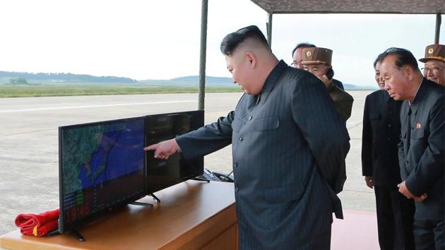 North Korean leader Kim Jong Un guides the launch of a Hwasong-12 missile in this undated photo released by North Korea's Korean Central News Agency (KCNA) on September 16, 2017. (REUTERS Photo) North Korean leader Kim Jong Un guides the launch of a Hwasong-12 missile in this undated photo released by North Korea's Korean Central News Agency (KCNA) on September 16, 2017. (REUTERS Photo)