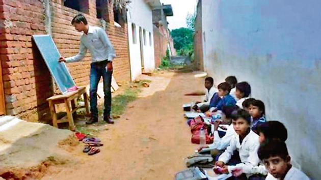 Students of a government primary school in Madhya Pradesh’s Chhatarpur district attend classes in the open. (HT Photo) Students of a government primary school in Madhya Pradesh’s Chhatarpur district attend classes in the open. (HT Photo)