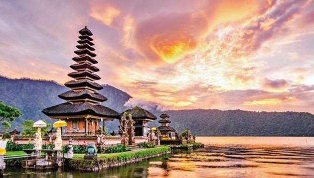 Explore the temples, isolated beaches and waterfalls of Bali.(Shutterstock)