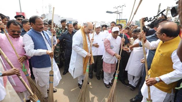 BJP president Amit Shah sweeps the street promoting Prime Minister Narendra Modi’s Swachh Bharat Abhiyan.(Amit Shah/Twitter)