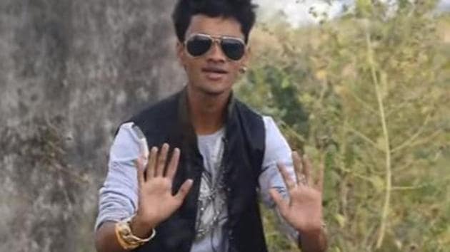 Omprakash Mishra’s cringiest of cringe-pop songs, ‘Bol na aunty aaun kya’, enjoyed its moment in the sun today.(Screen grab)