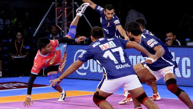 Jaipur Pink Panthers and Dabang Delhi players in action during their Pro Kabaddi League encounter. (HT Photo) Jaipur Pink Panthers and Dabang Delhi players in action during their Pro Kabaddi League encounter. (HT Photo)
