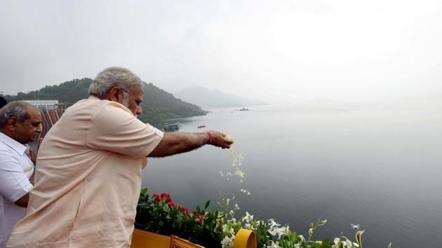 Prime Minister Narendra Modi inagurates Sardar Sarovar dam in Gujarat.(PIB) Prime Minister Narendra Modi inagurates Sardar Sarovar dam in Gujarat.(PIB)