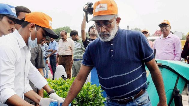 Minister of state for tourism & information technology, Alphons Kannanthanam, participates in a cleanliness drive as part of Swachhta Hi Sewa campaign, in New Delhi on Sunday.(PTI Photo)