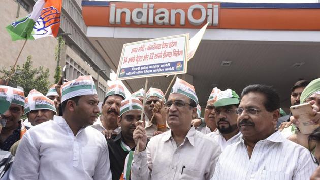 Delhi Congress chief Ajay Maken with party workers at a petrol pump during a signature campaign to protest against fuel price hike, in New Delhi. (Sonu Mehta/HT Photo) Delhi Congress chief Ajay Maken with party workers at a petrol pump during a signature campaign to protest against fuel price hike, in New Delhi. (Sonu Mehta/HT Photo)