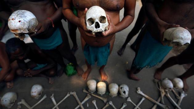 Farmers from the southern state of Tamil Nadu display skulls which they claim are the remains of Tamil farmers who have committed suicide during a protest demanding good rates for their crops and crop insurance scheme from the government in New Delhi on September 13, 2017. (Cathal McNaughton / REUTERS) Farmers from the southern state of Tamil Nadu display skulls which they claim are the remains of Tamil farmers who have committed suicide during a protest demanding good rates for their crops and crop insurance scheme from the government in New Delhi on September 13, 2017. (Cathal McNaughton / REUTERS)