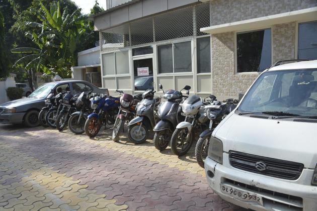 The police arrested three members of a vehicle lifting gang and recovered a dozen vehicles. (Sakib Ali/HT photo) The police arrested three members of a vehicle lifting gang and recovered a dozen vehicles. (Sakib Ali/HT photo)