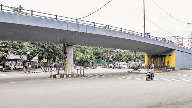 Under the new plan, the SPPU junction will undergo a structural change with the Pune Municipal Corporation (PMC), traffic police department, city activists Ranjit Gadgil and Prashant Inamdar working together to improve the functioning of the area to manage traffic better and ensure pedestrian safety.(Sanket Wankhade/HT PHOTO)