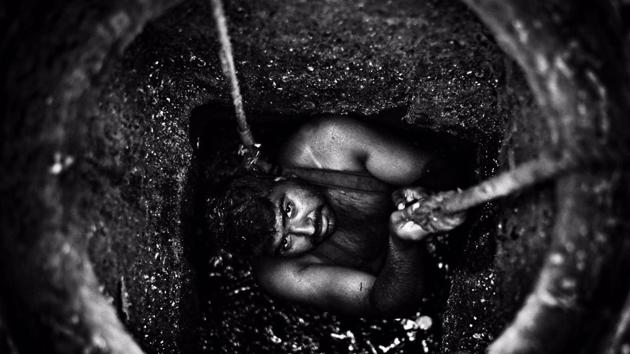 Down under is not without its own job hazards. Workers say they get no medical allowance, only a little soap and water to wash off the muck. ‘Safety gear such as gloves or boots or gas masks are not given either,’ says Ajay. Many workers say at times they don’t even have a safety belt and just tie a rope around their waist and go down. (Ravi Choudhary / HT Photo)
