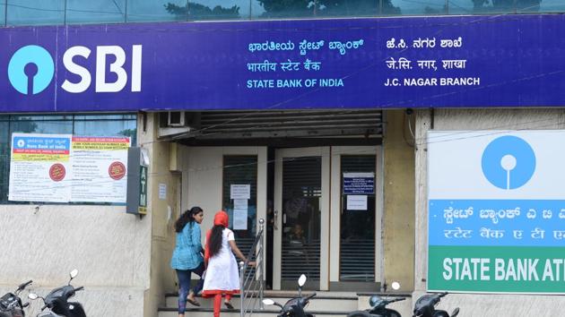 From April 1, SBI made it mandatory for savings bank accounts in metropolitan cities to maintain Rs 5,000 as minimum balance, Rs 3,000 in urban areas, Rs 2,000 in semi-urban areas and Rs 1,000 in rural areas, failing which a penalty is levied.(Hemant Mishra/Mint)