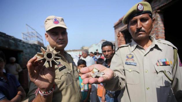 Jammu and Kashmir police show the tail of a mortar shell fired from Pakistan in Arnia.(PTI)