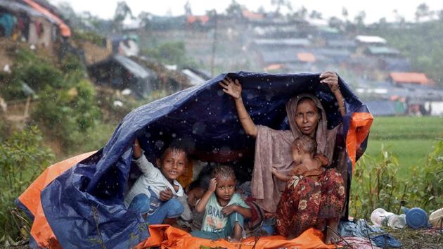 Rohingya refugees shelter from the rain in a camp in Cox's Bazar, Bangladesh, September 17, 2017. (REUTERS) Rohingya refugees shelter from the rain in a camp in Cox's Bazar, Bangladesh, September 17, 2017. (REUTERS)