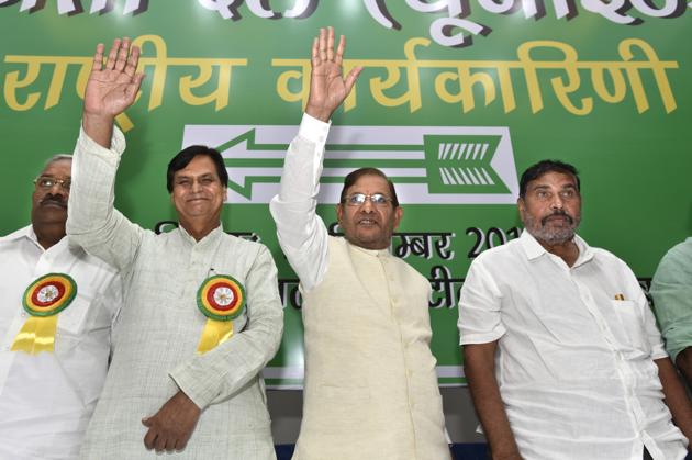 JD(U) leader Sharad Yadav with his party leaders during the party's National Executive meeting in New Delhi on Sunday. (Arvind Yadav/HT Photo) JD(U) leader Sharad Yadav with his party leaders during the party's National Executive meeting in New Delhi on Sunday. (Arvind Yadav/HT Photo)