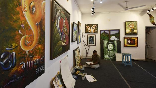 Over the past few months, Tihar’s inmates have been trained first by a group of postgraduate students of the College of Art, Delhi and then by well-known artists associated with the Lalit Kala Akademi during a five-day workshop. The Akademi also donated to the school of Art digital reproductions of works by famous artists such as F.N. Souza, apart from reference books and films made on eminent artists to inspire the inmates. (Vipin Kumar / HT Photo) Over the past few months, Tihar’s inmates have been trained first by a group of postgraduate students of the College of Art, Delhi and then by well-known artists associated with the Lalit Kala Akademi during a five-day workshop. The Akademi also donated to the school of Art digital reproductions of works by famous artists such as F.N. Souza, apart from reference books and films made on eminent artists to inspire the inmates. (Vipin Kumar / HT Photo)