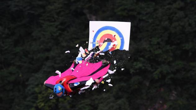 This photo taken on September 11, 2017 shows a wingsuit flyer hitting the target during the 6th Carabao World Wingsuit Championship on Tianmenshan mountain in Zhangjiajie in China's central Hunan province. (China Out/ STR / AFP) This photo taken on September 11, 2017 shows a wingsuit flyer hitting the target during the 6th Carabao World Wingsuit Championship on Tianmenshan mountain in Zhangjiajie in China's central Hunan province. (China Out/ STR / AFP)