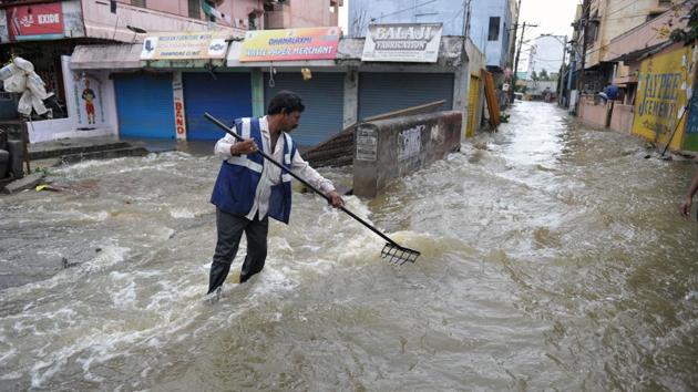 A municipal worker clears a flooded street following heavy rains in Hyderabad on September 14, 2017. Heavy rains brought flooding to low lying areas in the southern state of Telangana on September 14. (Noah Seelam / AFP) A municipal worker clears a flooded street following heavy rains in Hyderabad on September 14, 2017. Heavy rains brought flooding to low lying areas in the southern state of Telangana on September 14. (Noah Seelam / AFP)