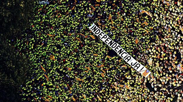 This handout picture released on September 11, 2017 by the Assemblea Nacional Catalana (Catalan National Assembly) shows an aerial view of people waving a giant banner reading in Catalan "Independence now" during a pro-independence demonstration, on September 11, 2017 in Barcelona during the National Day of Catalonia, the "Diada. (Handout Assemblea Nacional Catalana / Roser Vilallonga / AFP) This handout picture released on September 11, 2017 by the Assemblea Nacional Catalana (Catalan National Assembly) shows an aerial view of people waving a giant banner reading in Catalan "Independence now" during a pro-independence demonstration, on September 11, 2017 in Barcelona during the National Day of Catalonia, the "Diada. (Handout Assemblea Nacional Catalana / Roser Vilallonga / AFP)