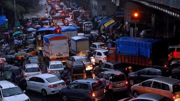 Vehicles are seen stuck in a traffic jam at an intersection after rains in Mumbai, India, August 29, 2017.(REUTERS File Photo)