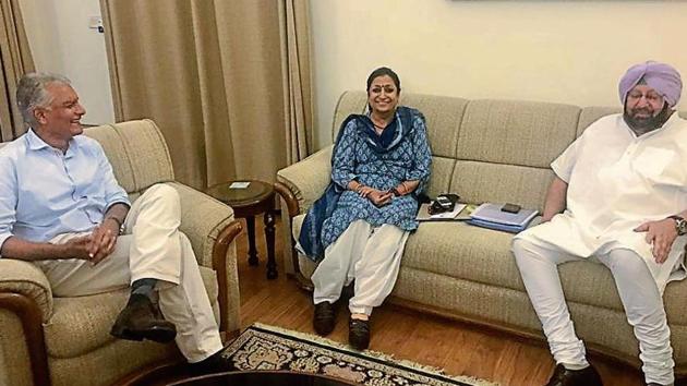 Punjab CM Capt Amarinder Singh with state party chief Sunil Jakhar and general secretary in-charge of Punjab affairs Asha Kumari in New Delhi on Sunday.(HT PHOTO)