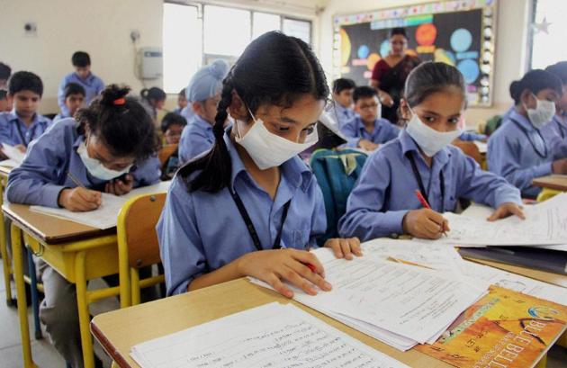Students wearing anti-air pollution mask as protective gear as pollution reached hazardous levels in the classroom.(PTI)