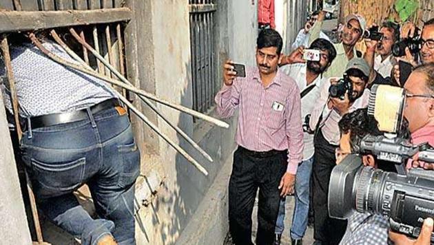CBI officials trying to recreate the scene of the crime at Navruna’s residence in Muzaffarpur. (Ajay Kumar/HT photo) CBI officials trying to recreate the scene of the crime at Navruna’s residence in Muzaffarpur. (Ajay Kumar/HT photo)