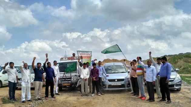 File photo of protesting villagers demanding enhanced compensation for their acquired land for the Eastern Peripheral e-way.(HT File Photo)