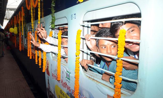 MoS Manoj Sinha said the railways ministry had planned a range of facilities for the passengers during the festive season such as pandals at major stations and clean toilets. (Hindustan Times) MoS Manoj Sinha said the railways ministry had planned a range of facilities for the passengers during the festive season such as pandals at major stations and clean toilets. (Hindustan Times)