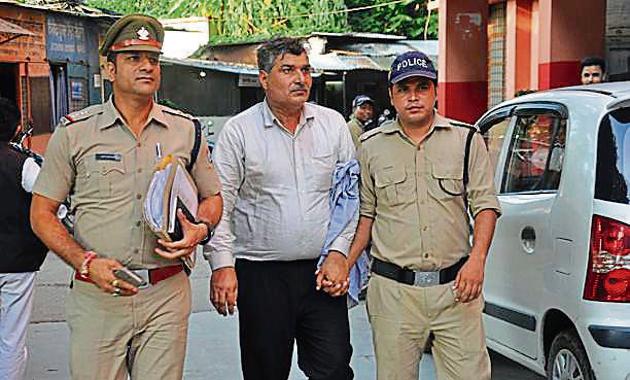 Rajiv Chaudhary, the alleged middleman in the kidney racket, being taken to the court in Dehradun on Monday. (Vinay Santosh Kumar/HT) Rajiv Chaudhary, the alleged middleman in the kidney racket, being taken to the court in Dehradun on Monday. (Vinay Santosh Kumar/HT)