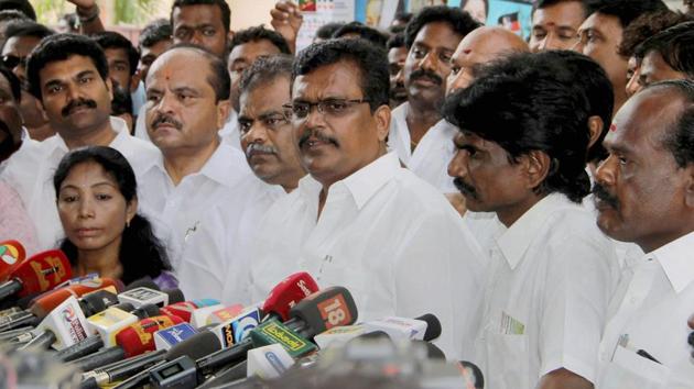 MLAs supporting VK Sasikala's nephew TTV Dinakaran in Chennai.(PTI File photo) MLAs supporting VK Sasikala's nephew TTV Dinakaran in Chennai.(PTI File photo)