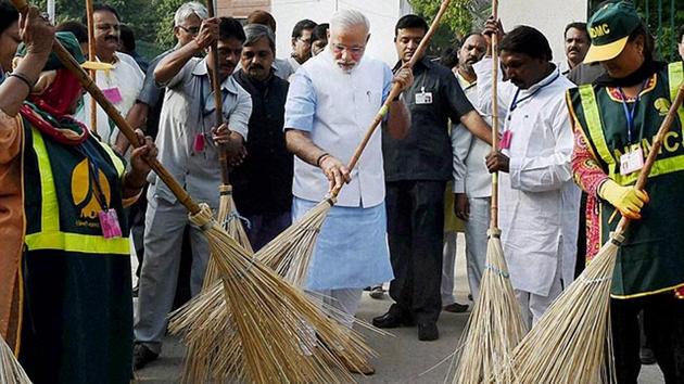 Prime Minister Narendra Modi wields a broom with NDMC workers to launch the Swachh Bharat Abhiyan in New Delhi in 2015.(File)