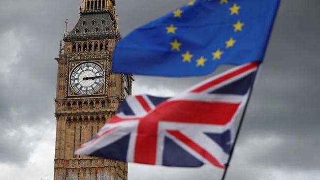 The Union Flag and a European Union flag fly near the Elizabeth Tower, housing the Big Ben bell, during the anti-Brexit 'People's March for Europe', in Parliament Square in central London, Britain September 9, 2017.(Reuters File Photo)