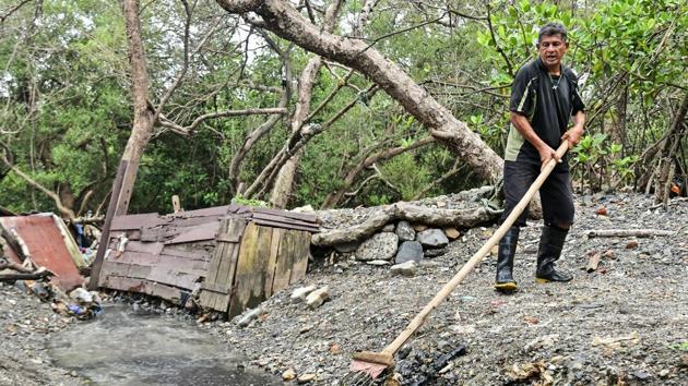 Rehan Merchant clears Bandra mangroves of muck in Mumbai on Saturday. (Shashi S Kashyap/HT) Rehan Merchant clears Bandra mangroves of muck in Mumbai on Saturday. (Shashi S Kashyap/HT)