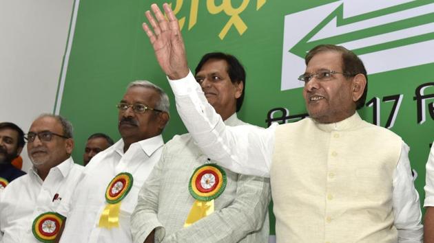 JD(U) leader Sharad Yadav with his party leaders during the national executive meeting in New Delhi on Sunday.(Arvind Yadav/HT Photo)