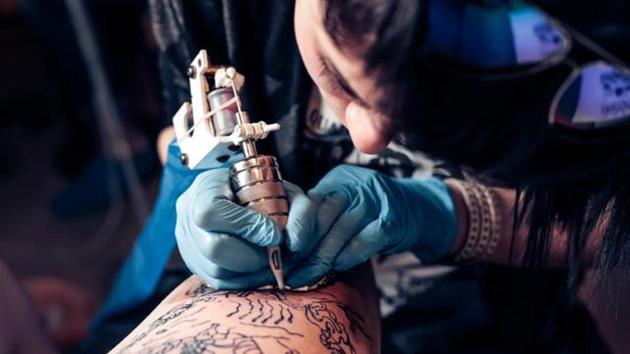 Researchers say the tattoo salon should provide clients with information on how to care for the area that has been tattooed or pierced afterward.(Shutterstock)