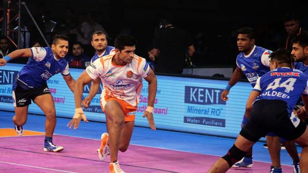 Puneri Paltan maintained the third spot in the Pro-Kabaddi League after beating second-placed Haryana Steelers by a comfortable margin of 37-25.(HT Photo)