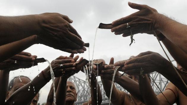 ‘Tarpan’ is a ritual practiced by men, who have lost their father and wish to make an offering to their departed ancestors. This is usually done on the first anniversary of their death. It is believed that the ancestors await their ‘Tarpan’ and do not return to their places of rest happy if they are not remembered.  (Samir Jana/HT PHOTO) 