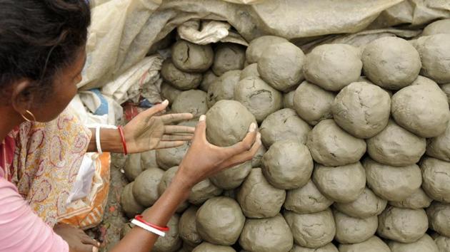 Just a week after the end of Pitru Paksh, Durga Puja will begin across the country. This also symbolizes the beginning of Devi Paksh. On this day, the goddess is invited by chanting various hymns very early in the morning. (Samir Jana/HT PHOTO) 