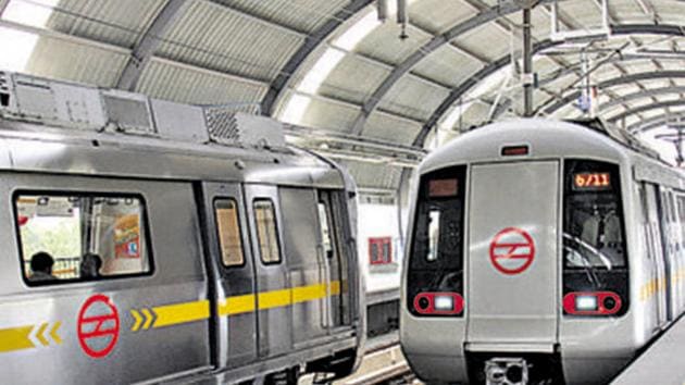 At present, the DMRC charges Rs 5 for 4 kms, Rs 10 for travelling between 4kms and 10 kms, and Rs 15 for more than 10 kms. The fares are decided by the State Transport Authority (STA).(Hindustan Times)