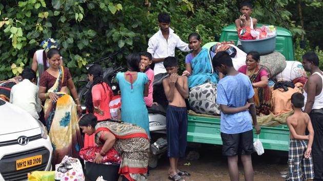People load their washed clothes and bed sheets in vehicles at Khadakwasla dam. (Pratham Gokhale/HT PHOTO) 